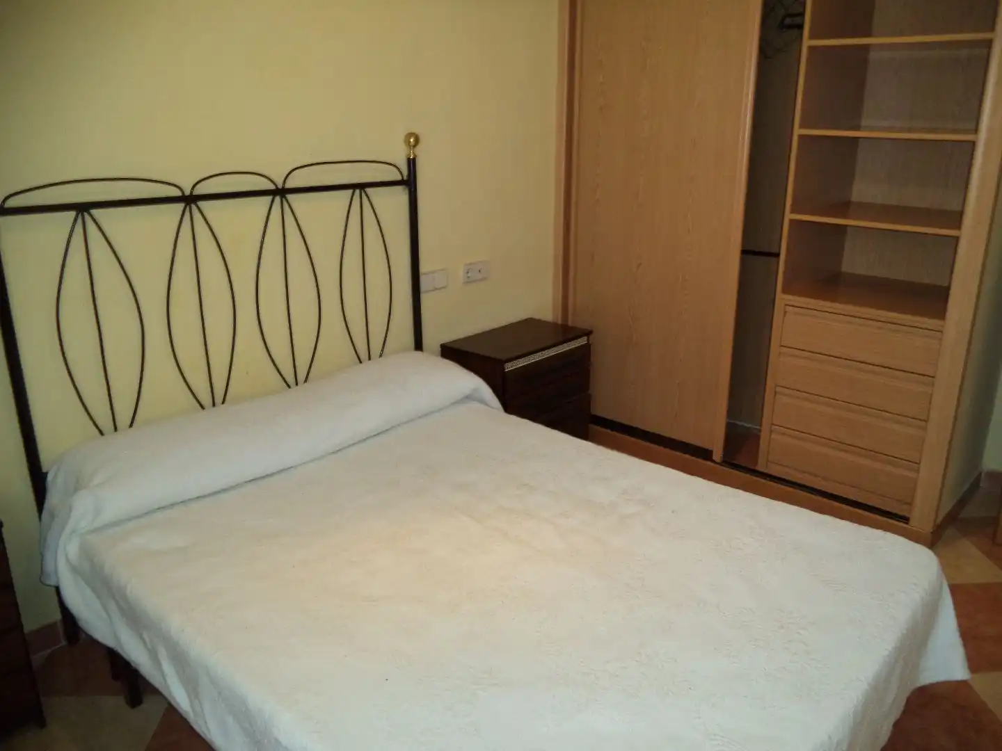 Dormitori de Apartament de lloguer en Madrid amb Moblat, Forn i Rentadora