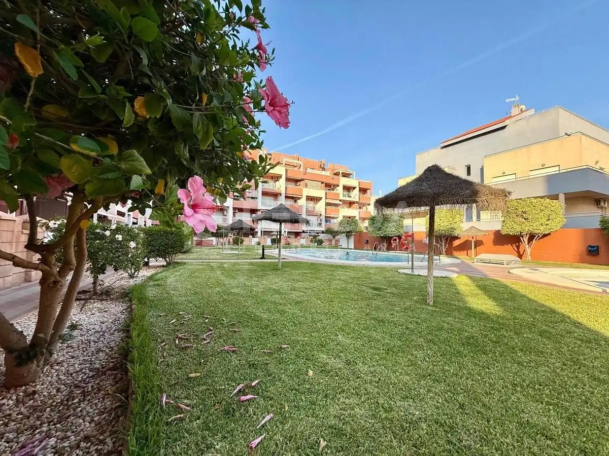 Vista exterior de Apartament en venda en Roquetas de Mar amb Piscina comunitària