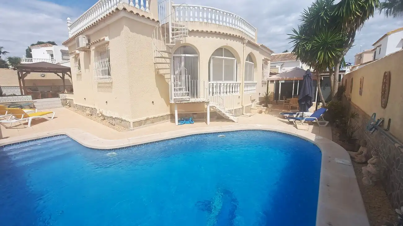 Estudi amb piscina en venda a Orihuela Costa