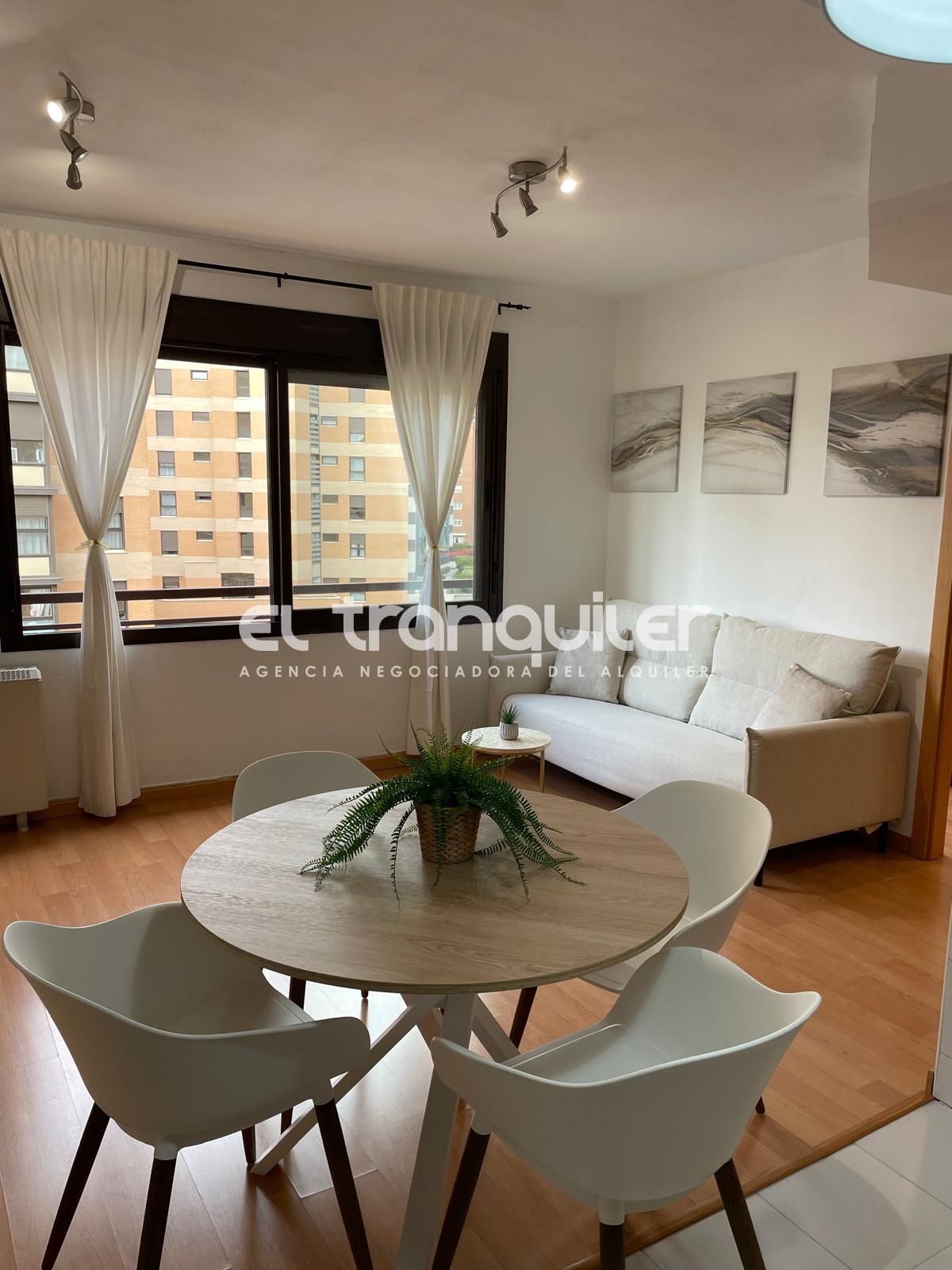 Living room of Flat to rent in  Madrid Capital  with Air Conditioner, Swimming Pool and Furnished