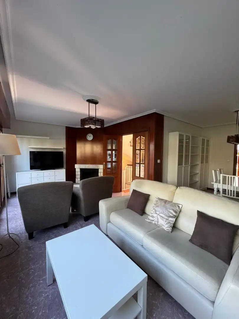Sala d'estar de Casa adosada en venda en Polanco amb Calefacció, Jardí privat i Parquet