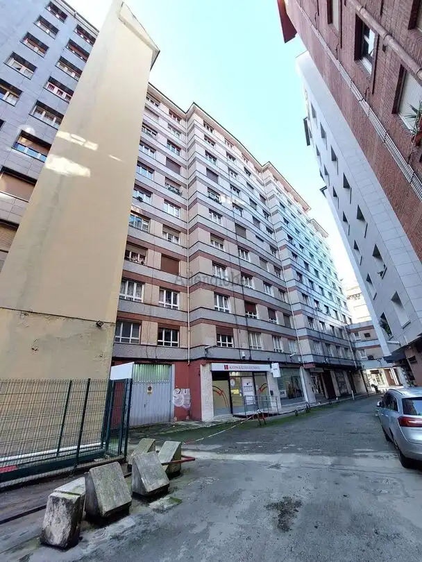 Vista exterior de Piso en venta en Oviedo  con Calefacción
