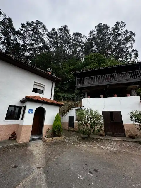 Vista exterior de Casa adosada en venda en Pravia amb Calefacció, Jardí privat i Terrassa