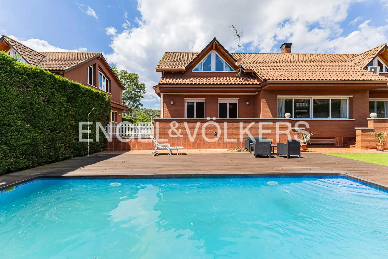 Vista exterior de Casa o xalet en venda en Sant Cugat del Vallès amb Aire condicionat, Calefacció i Jardí privat