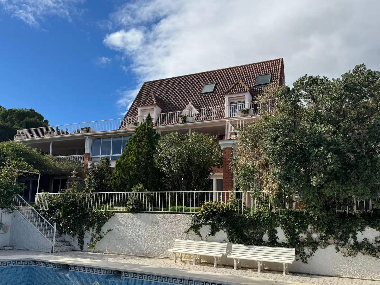 Vista exterior de Casa o xalet en venda en Alhaurín de la Torre amb Aire condicionat, Calefacció i Jardí privat