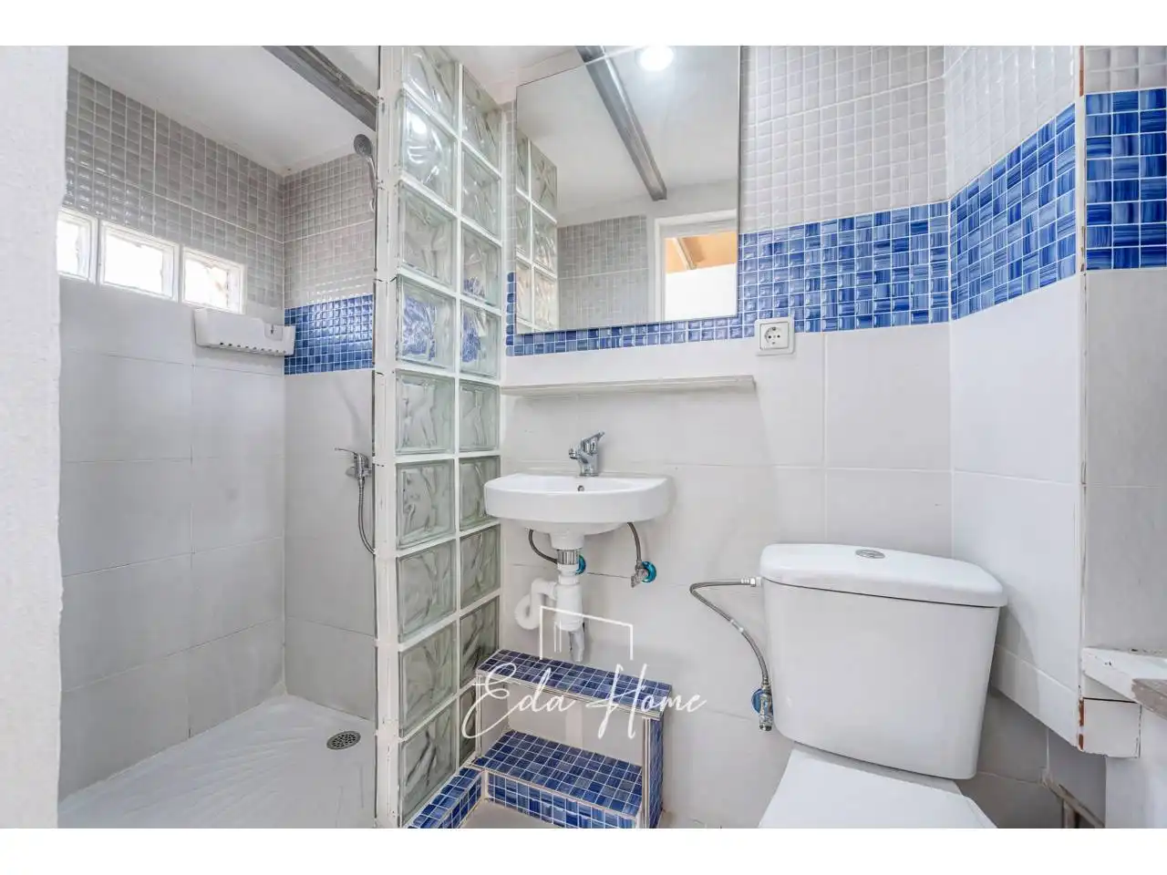 Bathroom of Houses for sale in Vilanova i la Geltrú