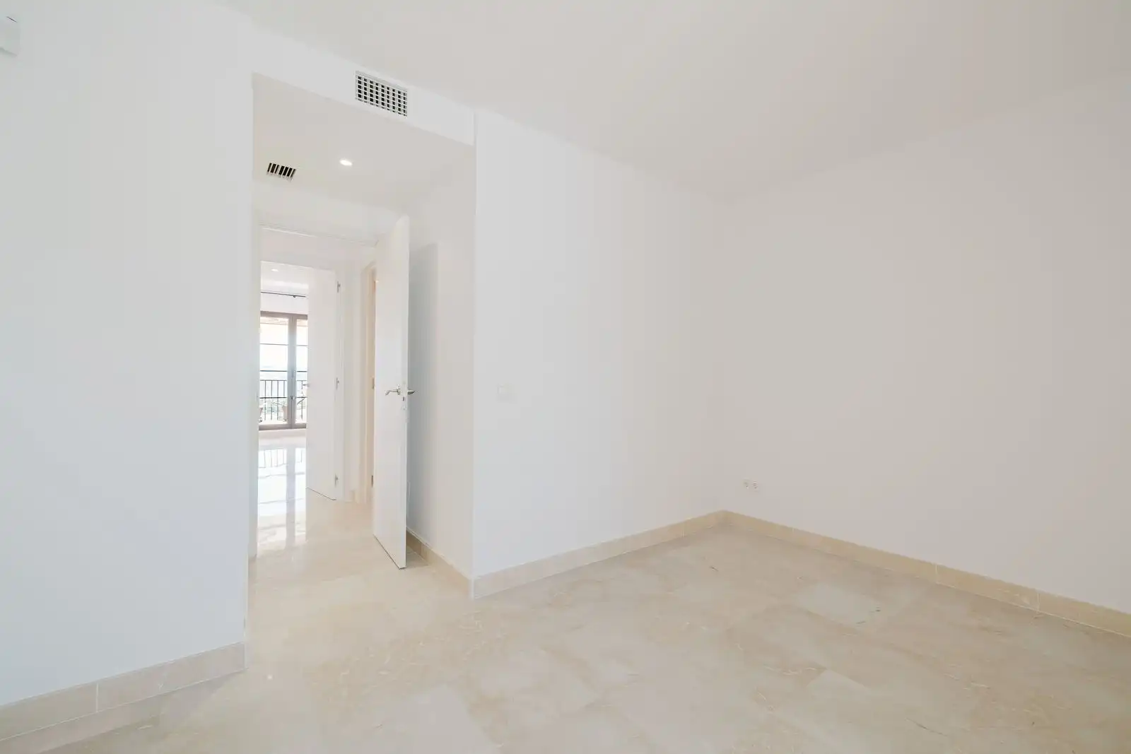 Flat for sale in Benahavís  with Air Conditioner, Terrace and Alarm