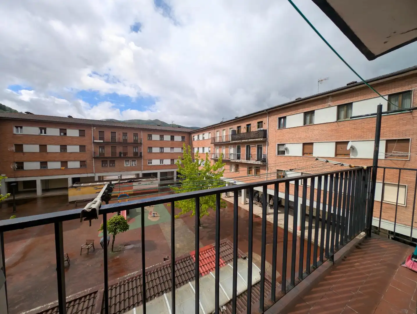 Vista exterior de Piso en venta en San Martín del Rey Aurelio con Calefacción, Trastero y Balcón
