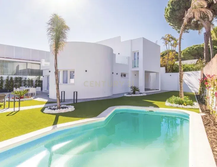 Vista exterior de Casa o xalet en venda en Marbella amb Aire condicionat, Jardí privat i Traster