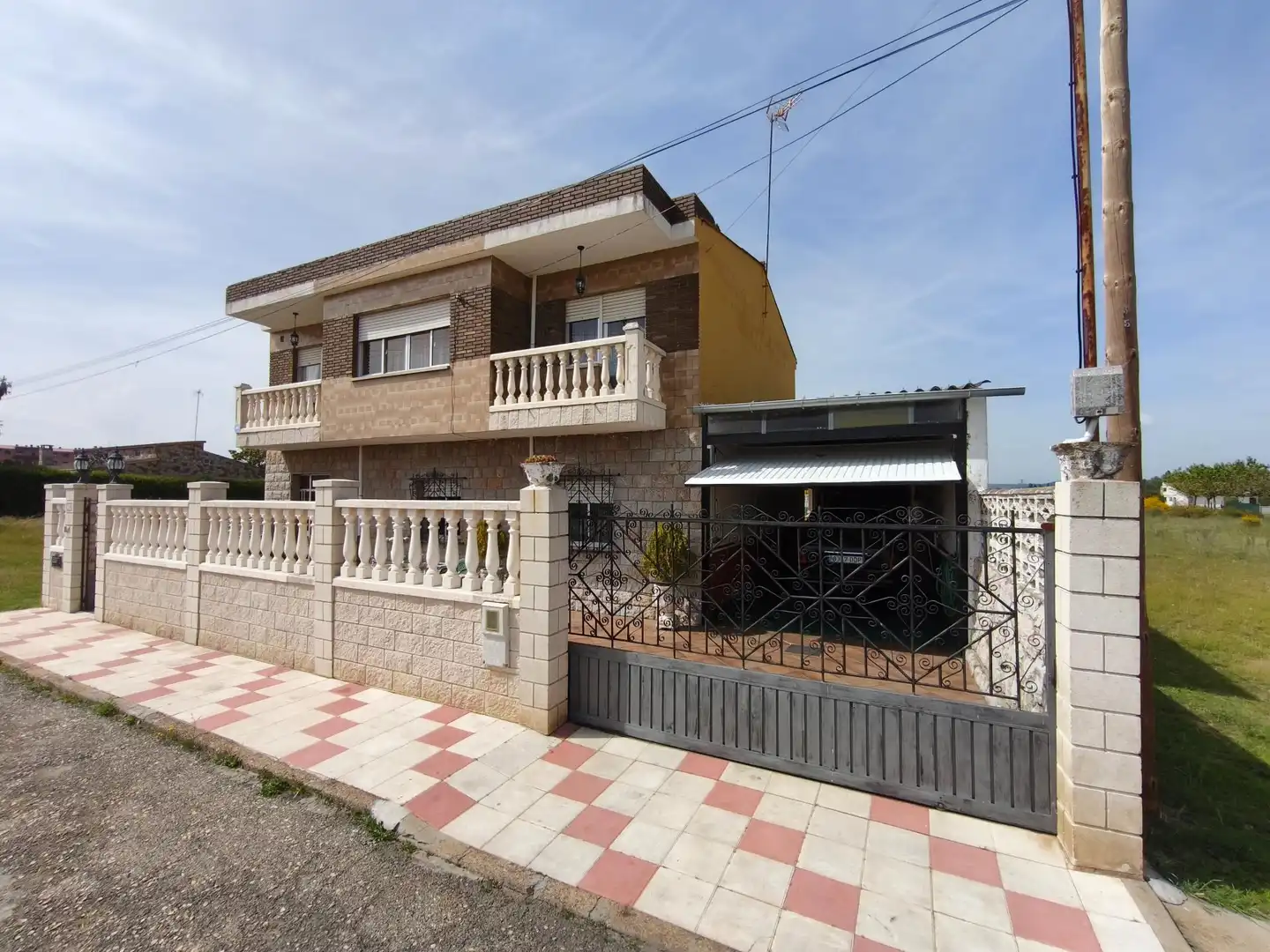 Vista exterior de Casa o xalet en venda en San Andrés del Rabanedo amb Calefacció, Terrassa i Piscina