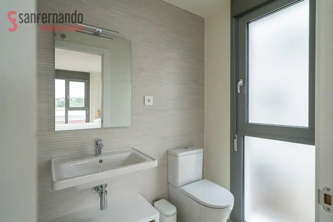 Baño de Casa adosada en venta en Santa Cruz de Bezana con Calefacción, Jardín privado y Terraza