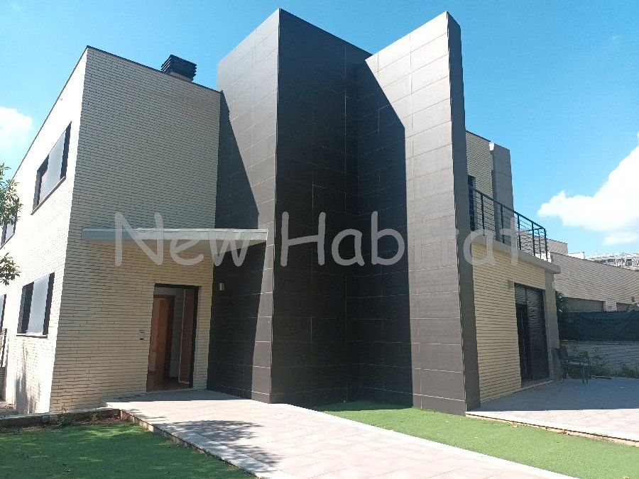 Exterior view of Single-family semi-detached for sale in Castellón de la Plana / Castelló de la Plana  with Air Conditioner, Private garden and Terrace