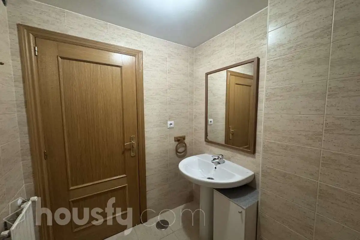 Baño de Piso de alquiler en Madrid con Trastero y Amueblado