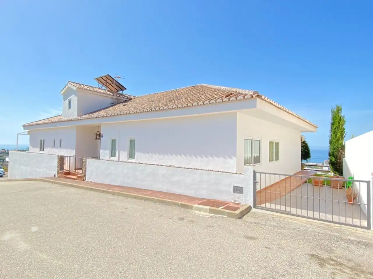 Vista exterior de Casa o xalet en venda en Torrox amb Aire condicionat, Jardí privat i Traster