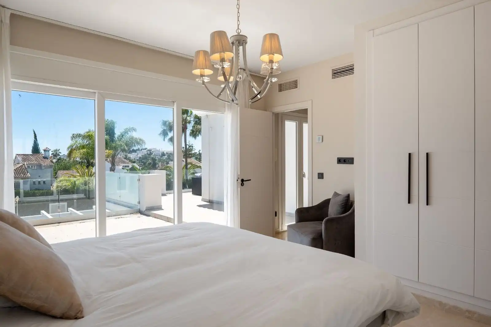 Dormitori de Casa o xalet en venda en Marbella amb Aire condicionat, Jardí privat i Terrassa