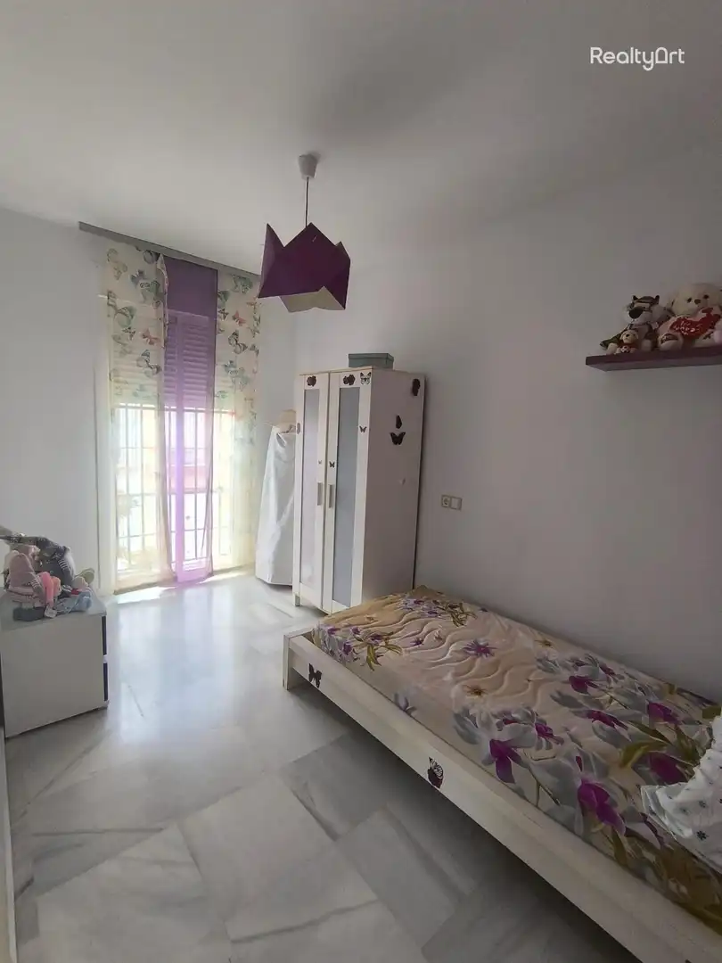 Habitación de Casa adosada en venta en Umbrete con Aire acondicionado, Calefacción y Jardín privado