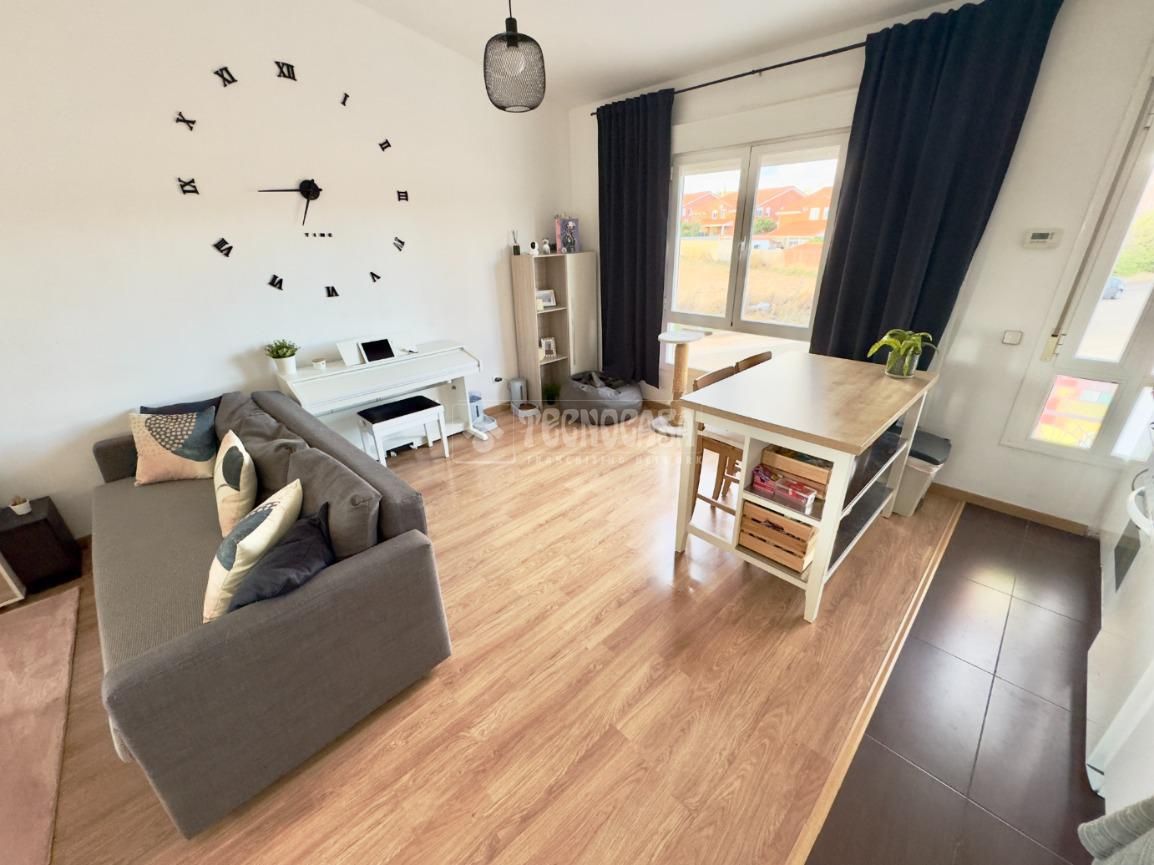 Sala d'estar de Casa adosada en venda en Cabanillas del Campo amb Calefacció i Parquet