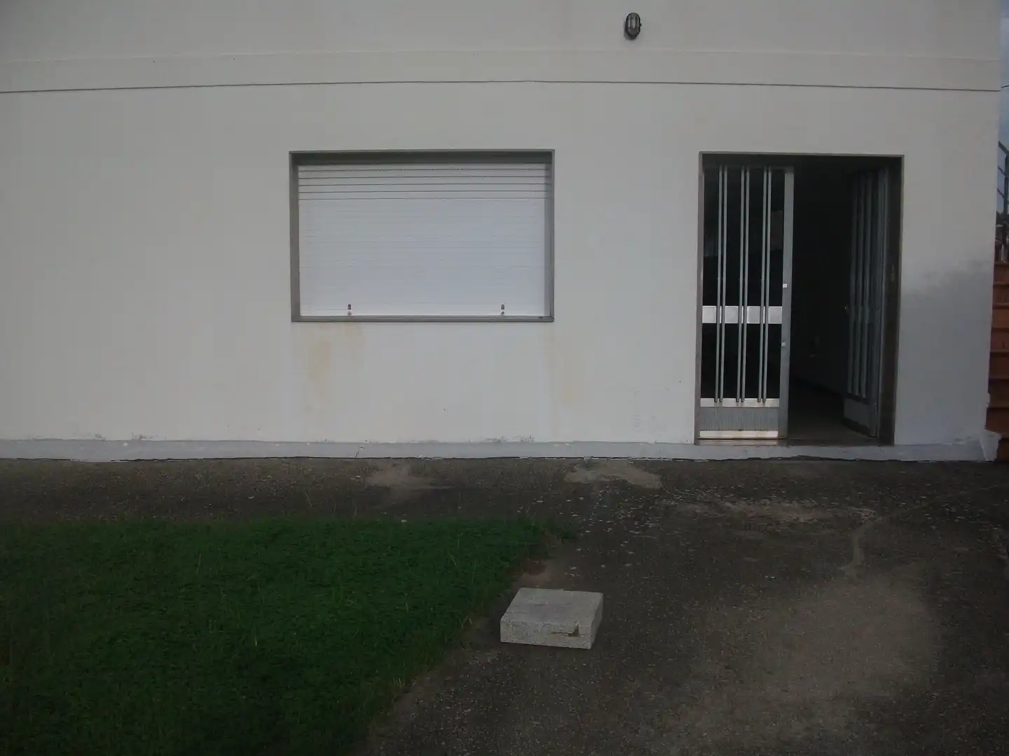 Vista exterior de Local de lloguer en Vigo  amb Alarma