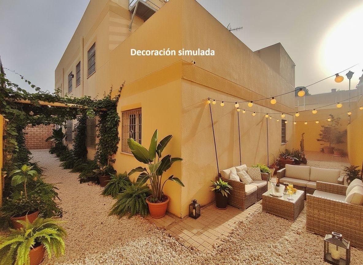 Terrassa de Casa o xalet en venda en  Almería Capital amb Aire condicionat, Calefacció i Jardí privat