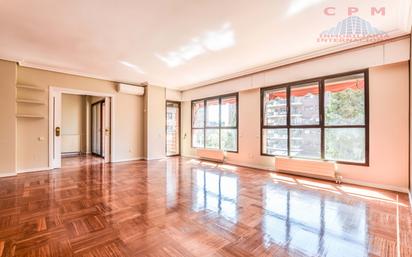 Living room of Flat to rent in  Madrid Capital  with Air Conditioner, Heating and Parquet flooring
