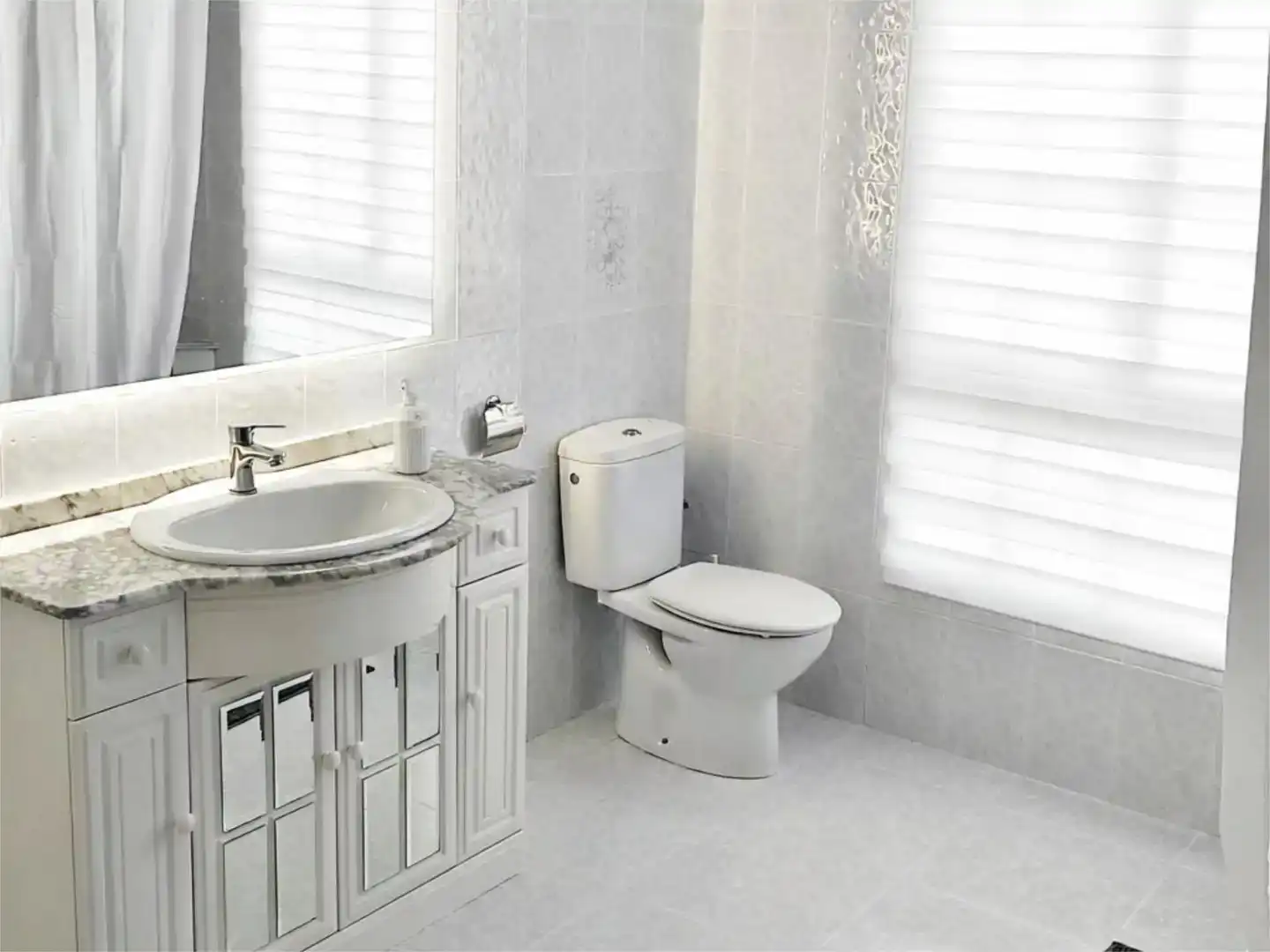 Badezimmer von Wohnung zur Miete in Peal de Becerro mit Klimaanlage und Möbliert