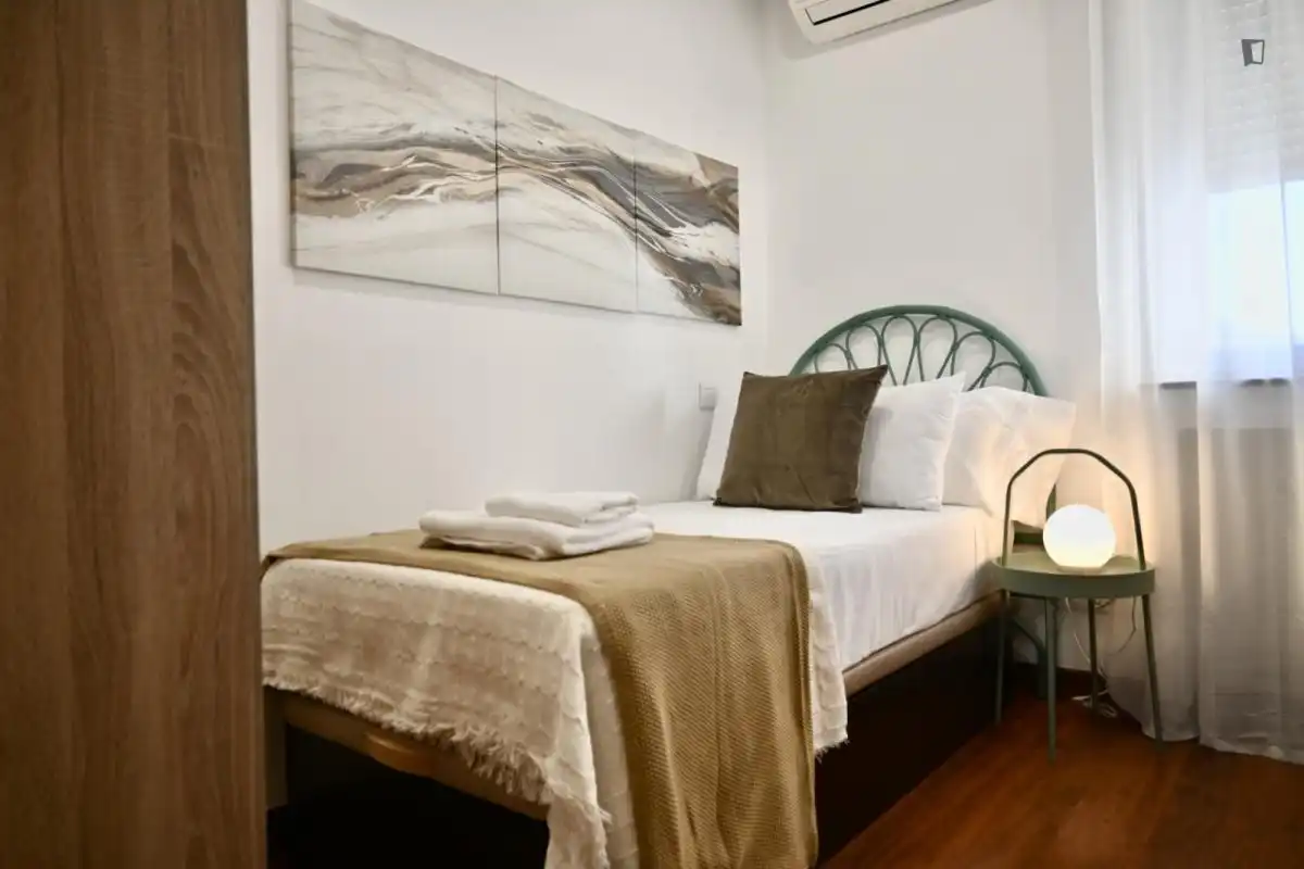 Dormitori de Apartament de lloguer en Madrid amb Aire condicionat, Calefacció i Moblat