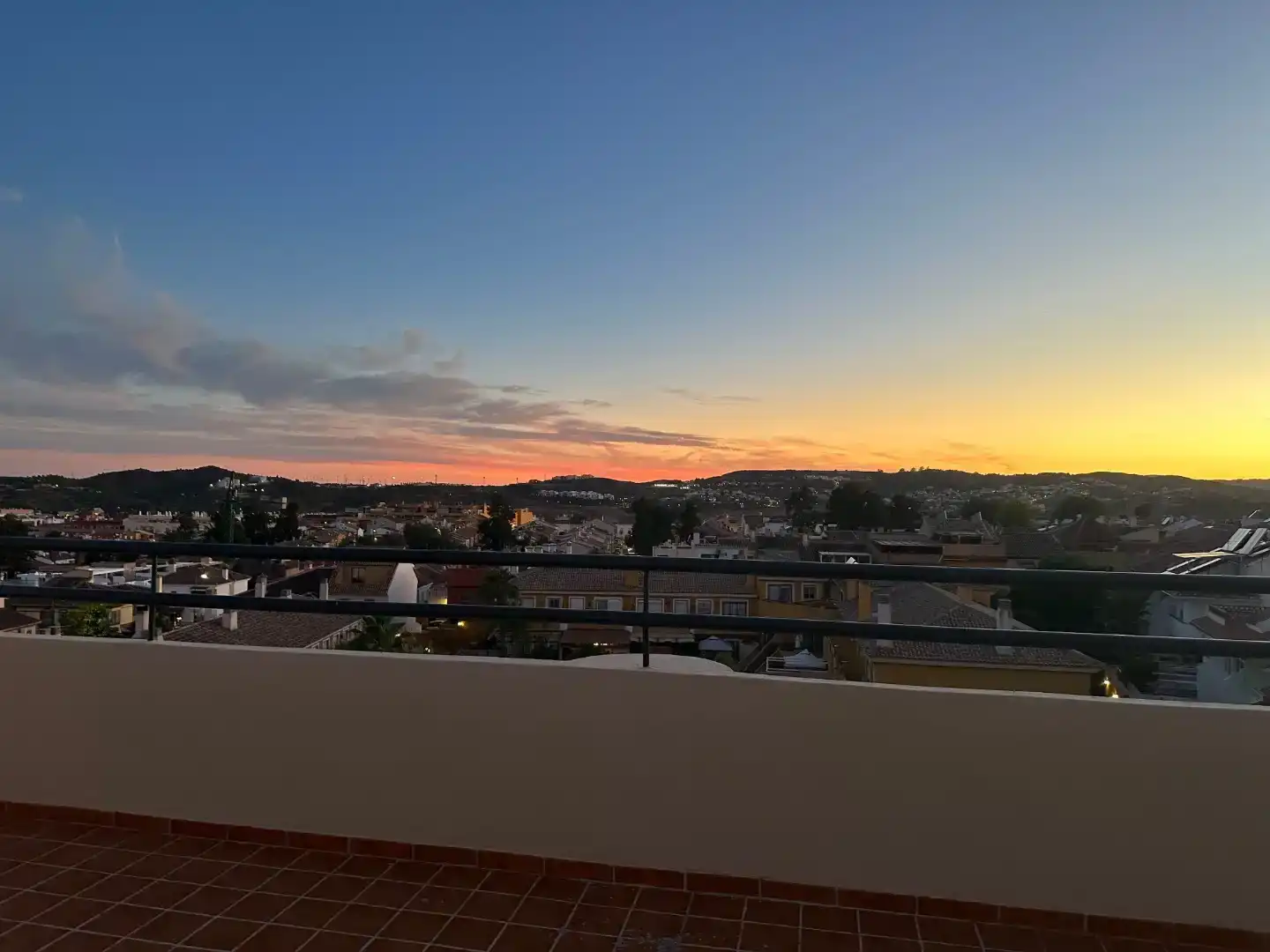 Vista exterior de Àtic en venda en Mijas amb Aire condicionat, Piscina i Balcó