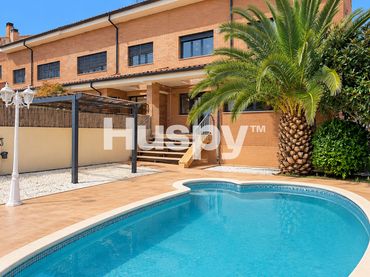 Casa aparellada amb balcó en venda a Las Cañas