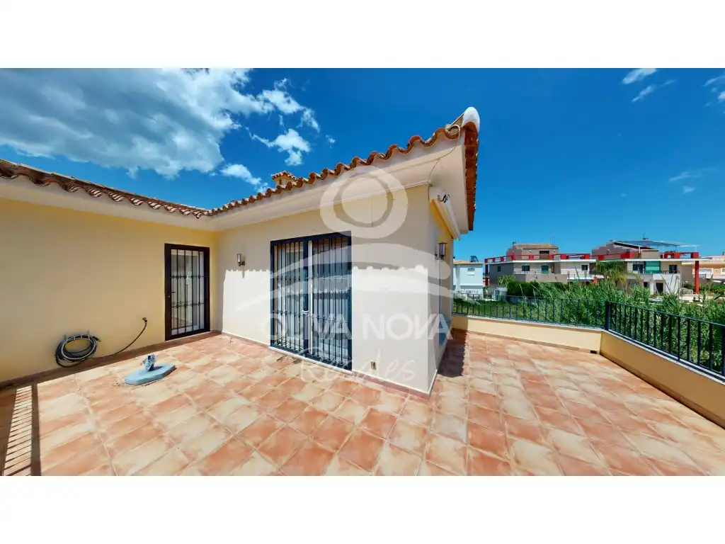 Vista exterior de Casa o chalet en venta en Oliva con Terraza y Piscina