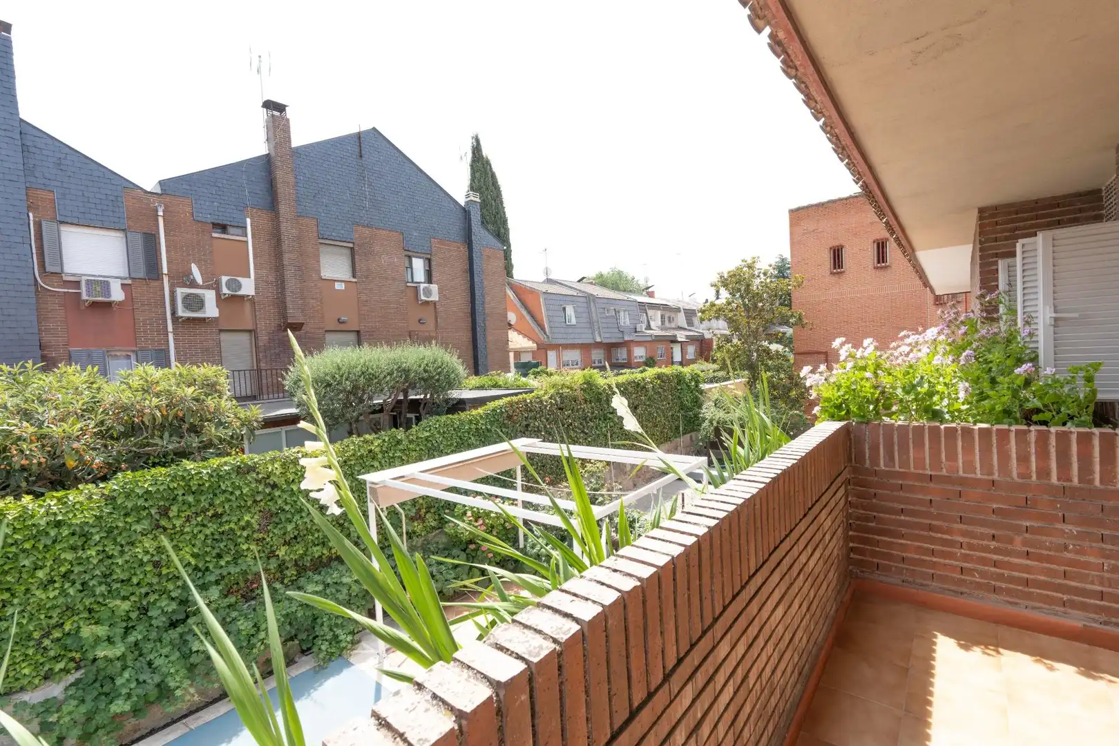 Casa aparellada amb piscina en venda a Avenida Europa, imagen 42