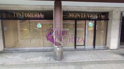Amplio local comercial en Durango, 220m, 5 estancias, 2 aseos y garaje para 2 coches. Ideal para reformar. Oportunidad única!