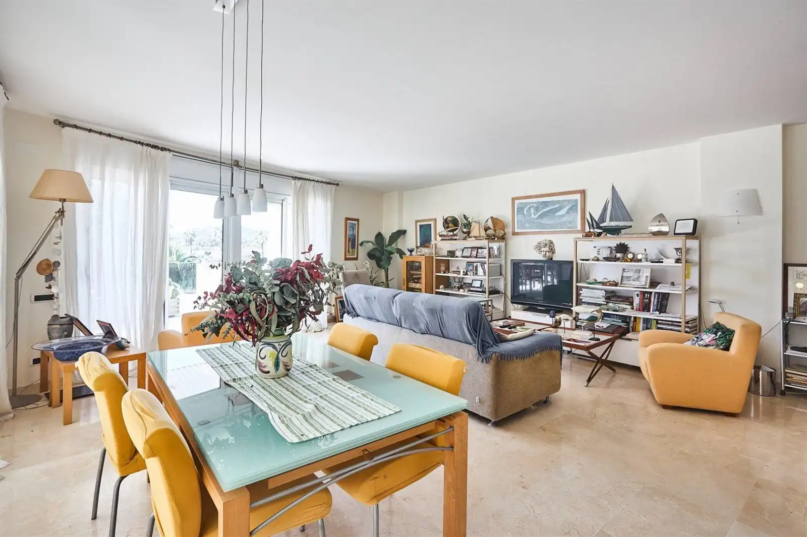 Sala de estar de Piso en venta en Sitges con Calefacción, Terraza y Piscina