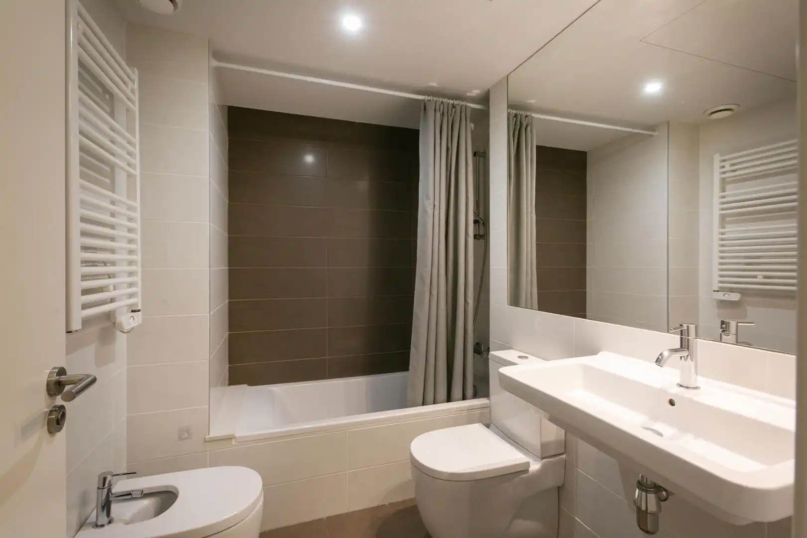 Bathroom of Duplexes for sale in Barcelona  with Parquet flooring, Furnished and Community pool