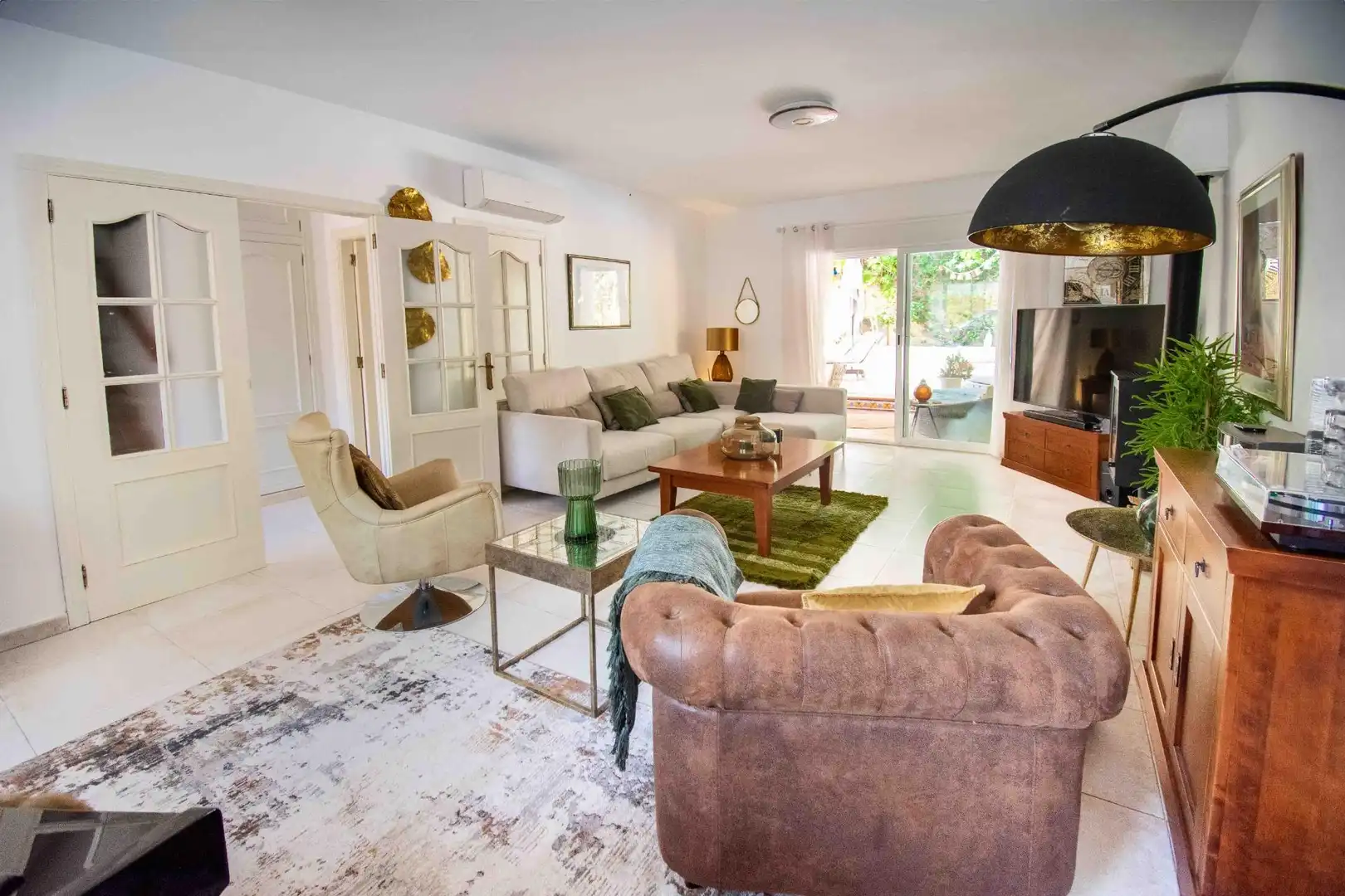 Sala de estar de Casa adosada en venta en L'Alfàs del Pi con Aire acondicionado, Calefacción y Jardín privado