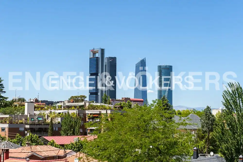 Vista exterior de Pis en venda en Madrid amb Aire condicionat, Calefacció i Jardí privat