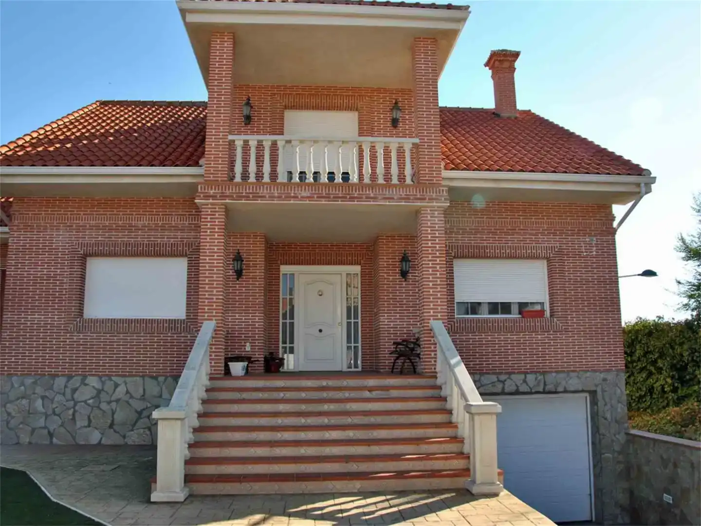 Vista exterior de Casa o chalet en venta en Belmonte de Tajo con Aire acondicionado, Parquet y Piscina