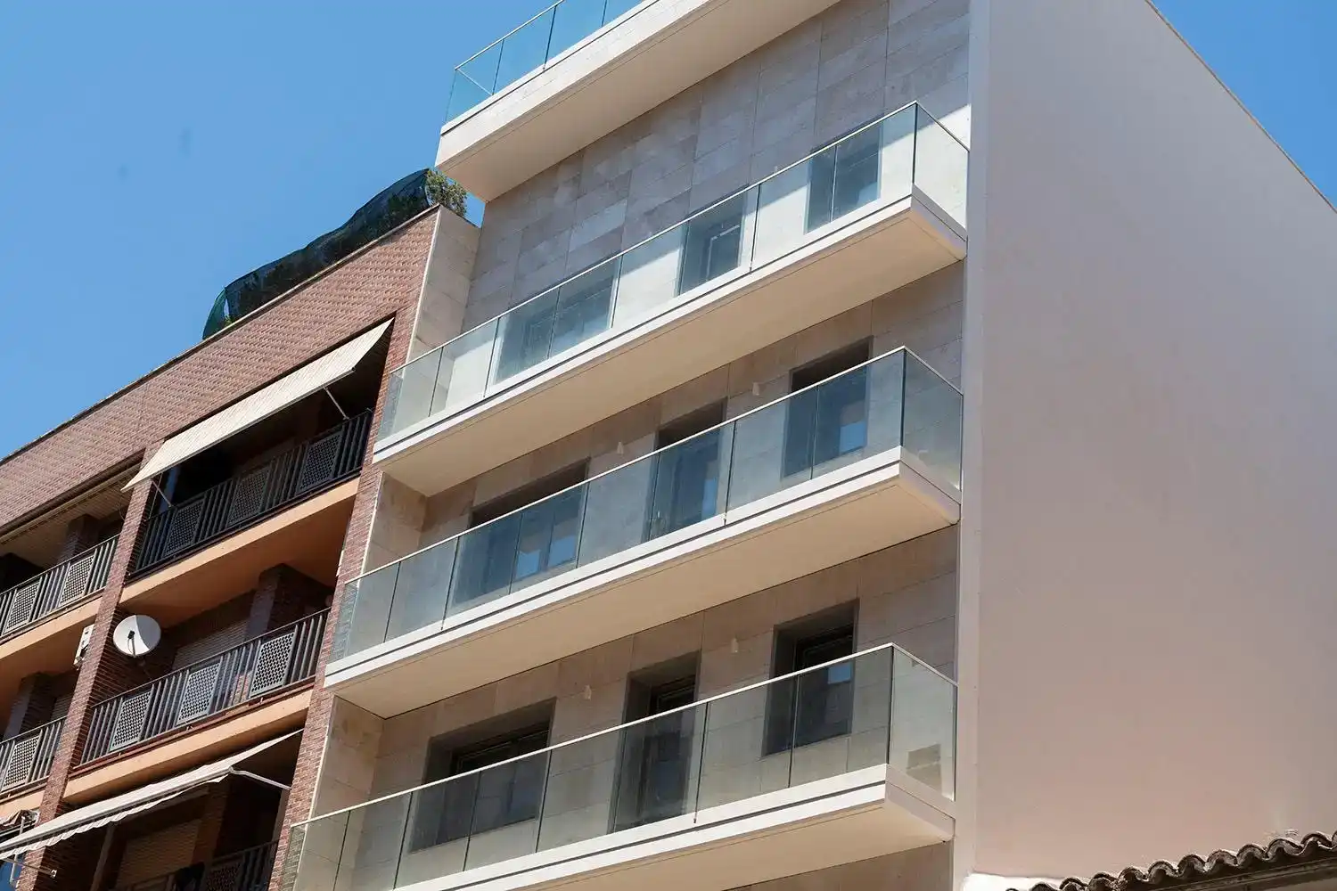Außenansicht von Wohnung zur Miete in  Zaragoza Capital mit Klimaanlage und Balkon
