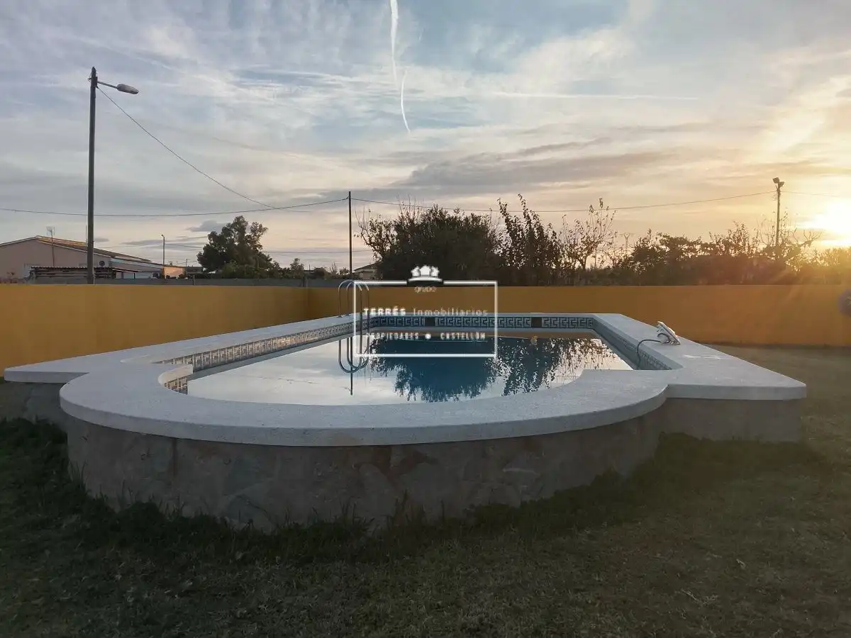 Piscina de Casa o xalet en venda en Castellón de la Plana / Castelló de la Plana amb Calefacció, Terrassa i Moblat