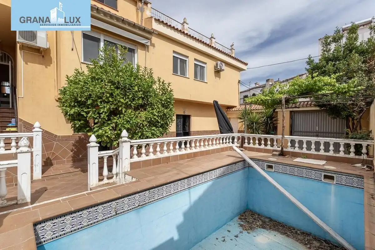 Chalet con terraza en venta en Calle de la Reina Mora