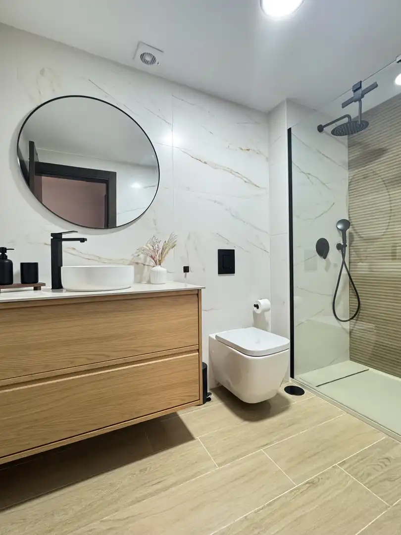Badezimmer von Erdgeschoss zur Miete in Torremolinos mit Klimaanlage, Terrasse und Möbliert