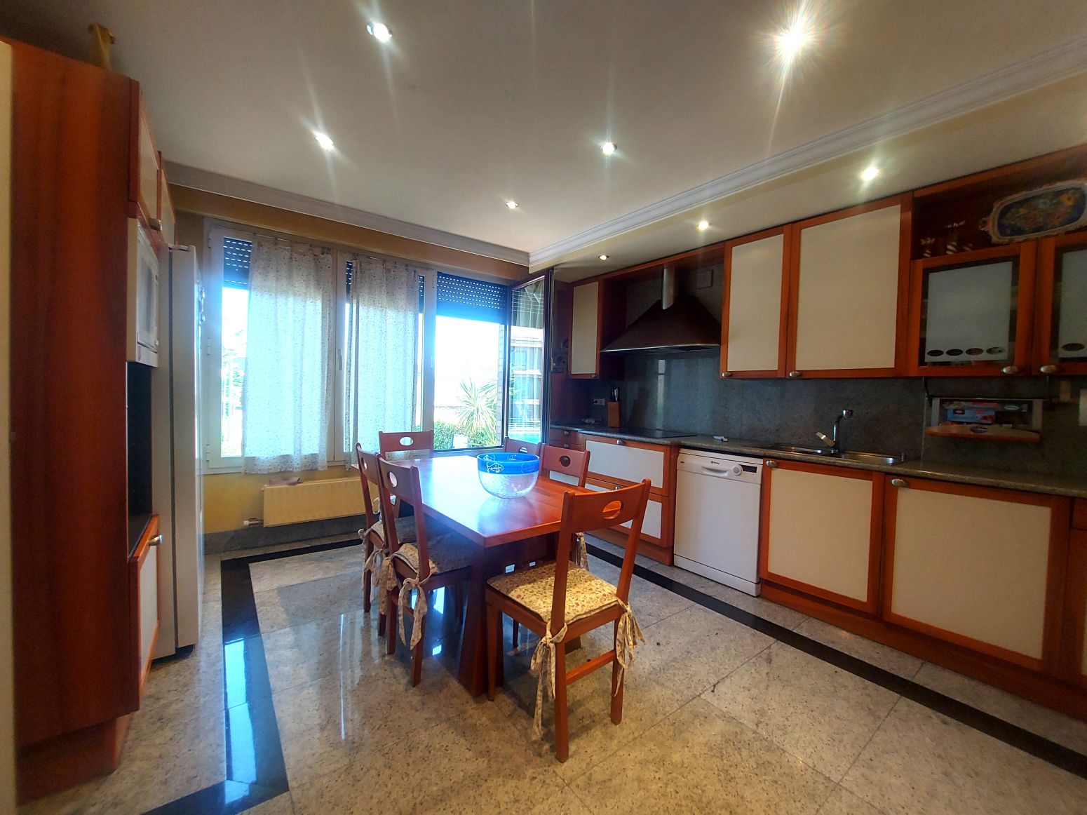 Cuina de Casa o xalet en venda en  Logroño amb Calefacció, Parquet i Piscina