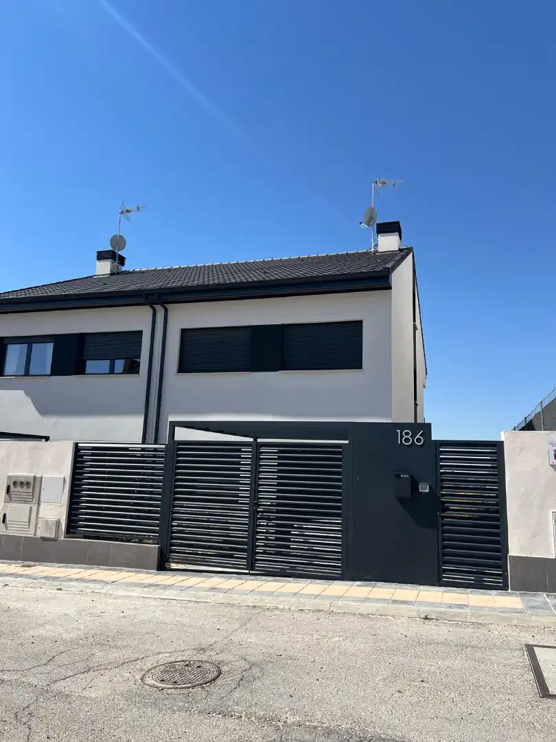 Vista exterior de Casa adosada en venta en Villalbilla con Calefacción, Jardín privado y Terraza