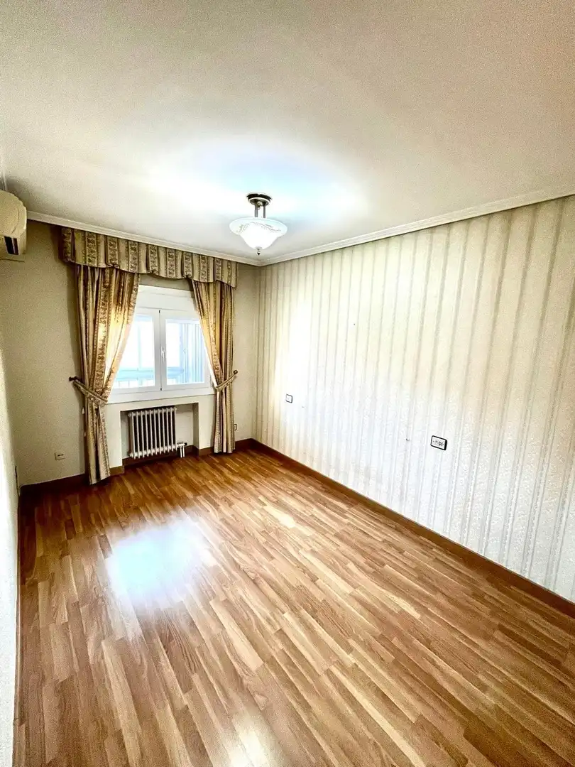 Bedroom of Flat for sale in Zaragoza  with Air Conditioner, Heating and Alarm