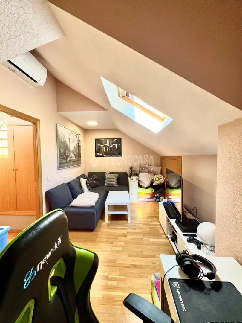 Wohnzimmer von Einfamilien-Reihenhaus zum Verkauf in Alcalá de Henares mit Klimaanlage, Heizung und Gemeinschaftspool