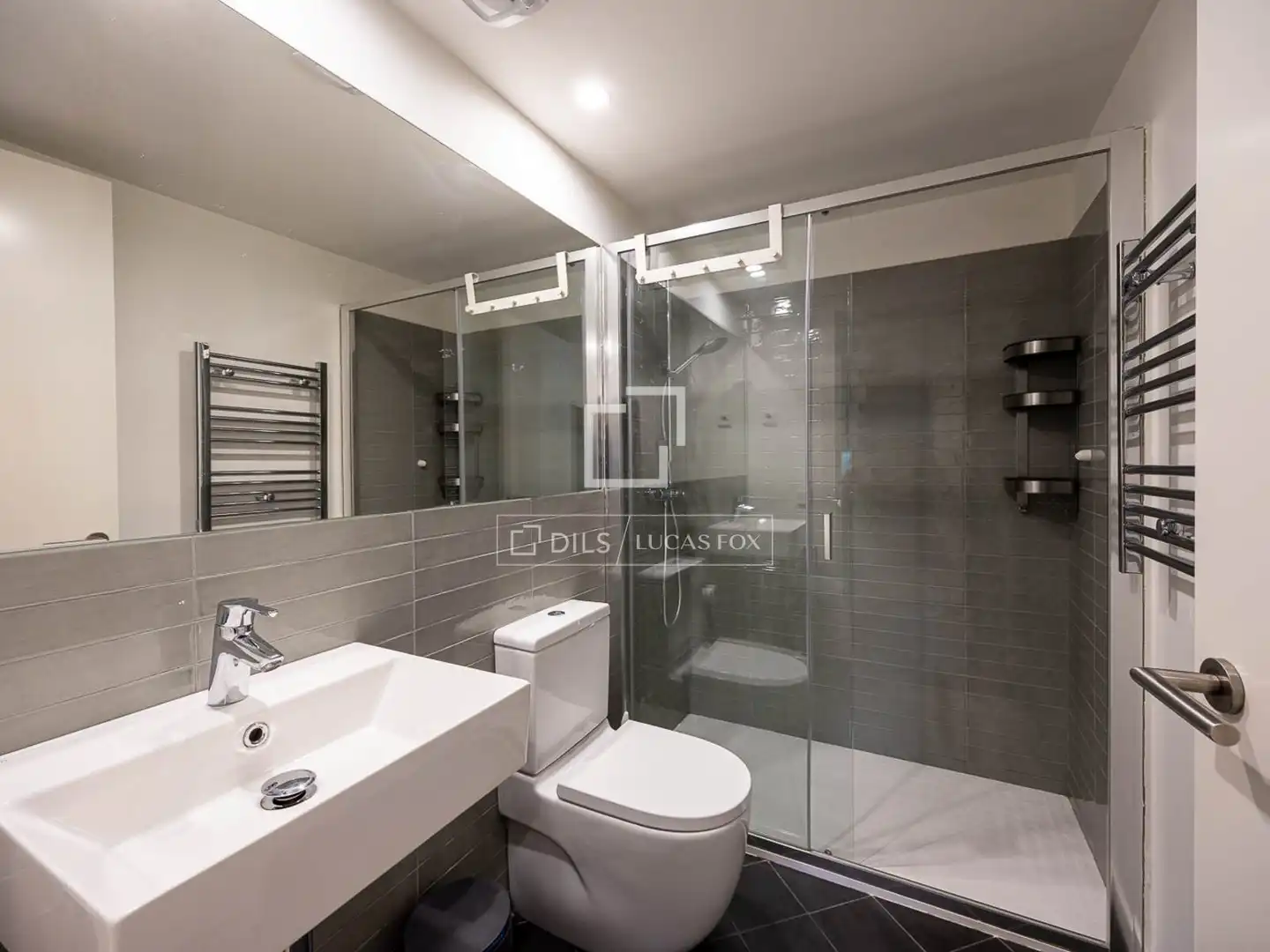 Bathroom of Flat for sale in Barcelona  with Air Conditioner, Terrace and Furnished