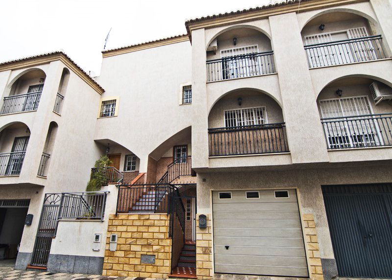 Vista exterior de Casa adosada en venda en Motril amb Aire condicionat, Terrassa i Traster