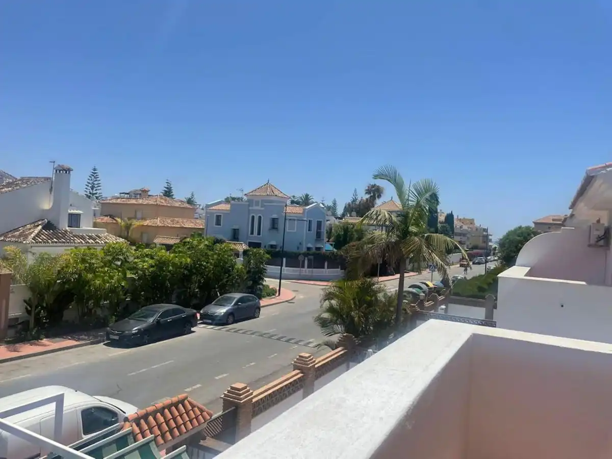 Vista exterior de Casa adosada de lloguer en Marbella amb Aire condicionat, Terrassa i Moblat