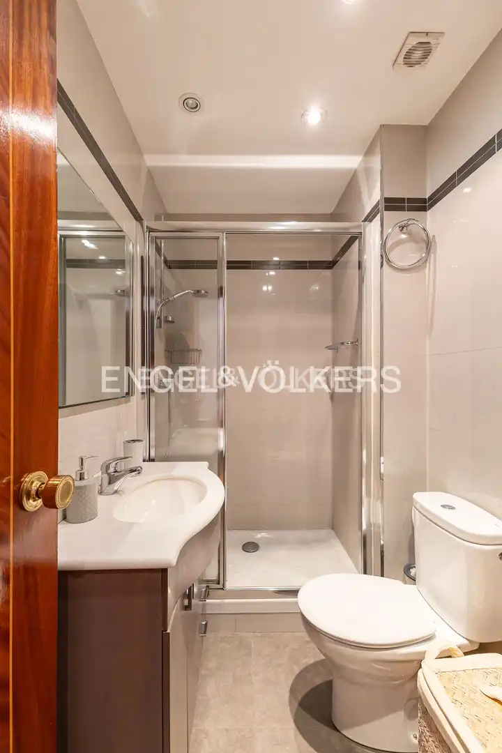 Bathroom of Flat for rent in Madrid  with Air Conditioner, Heating and Parquet flooring