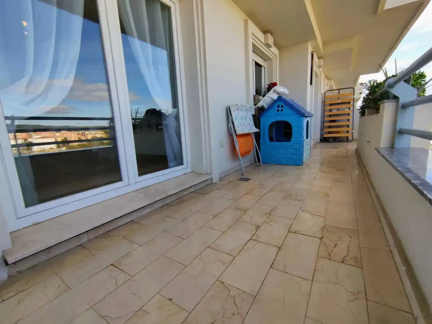 Terrasse von Wohnung zur Miete in Los Barrios mit Schwimmbad und Balkon