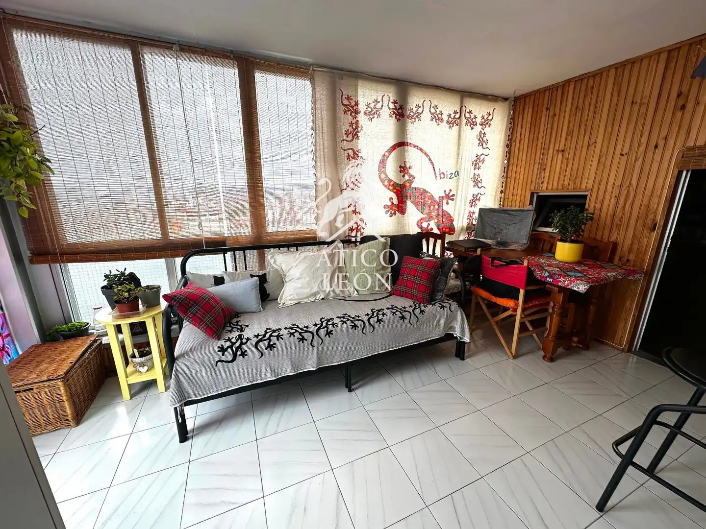 Sala d'estar de Àtic en venda en San Andrés del Rabanedo amb Calefacció, Terrassa i Traster